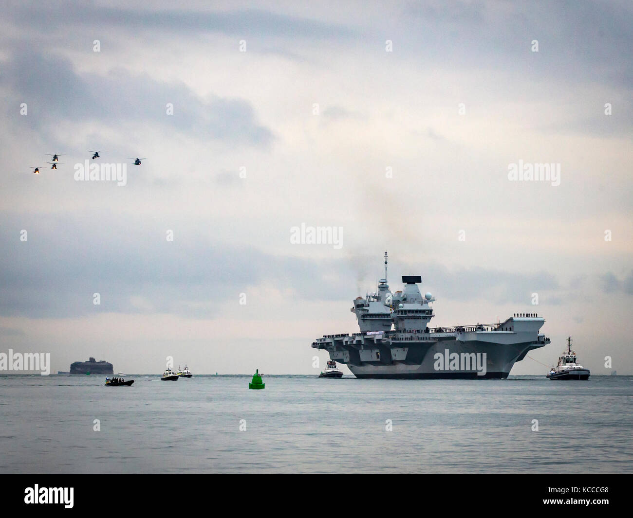 Portaerei HMS Queen Elizabeth entra nel porto di Portsmouth per la prima volta Foto Stock
