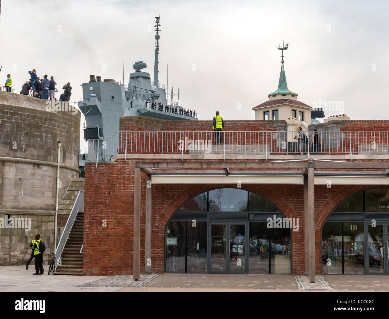 La HMS Queen Elizabeth entra nel porto di Portsmouth per la prima volta Foto Stock
