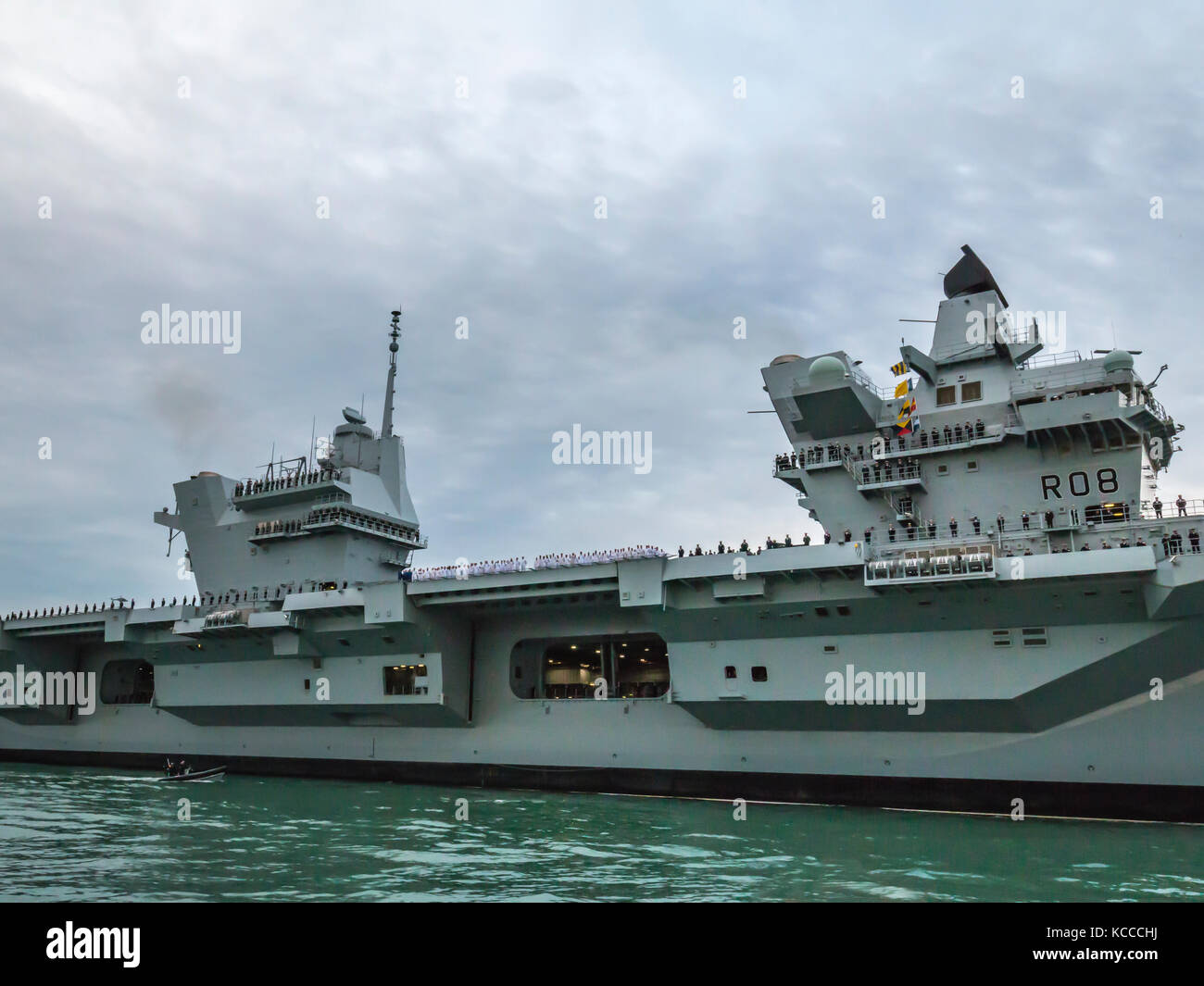 Portaerei HMS Queen Elizabeth entra nel porto di Portsmouth per la prima volta Foto Stock