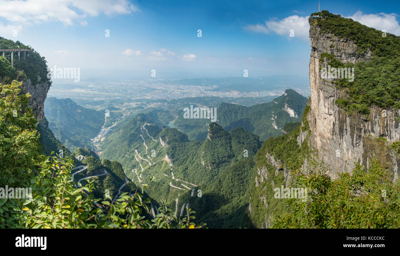 Vista da tianmen panorama di montagna, zhangjiajie, Hunan, Cina Foto Stock