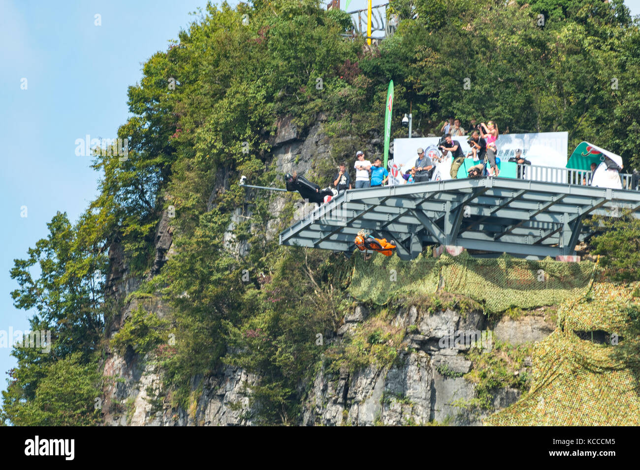 Wingsuit volantini di decollo, tianmen mountain, zhangjiajie, Hunan, Cina Foto Stock