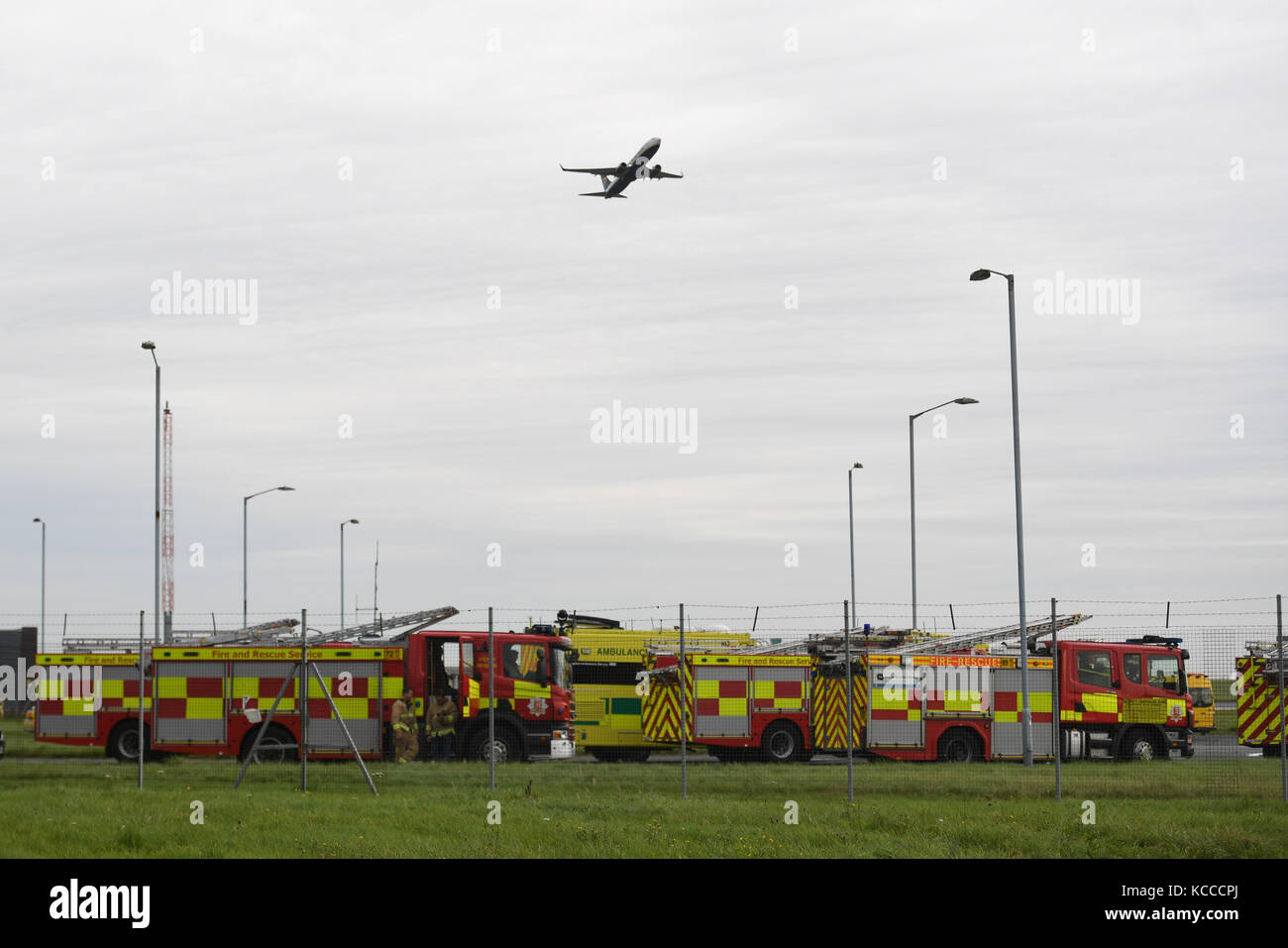 Un aereo Ryanair decollato sui servizi di emergenza in stand-by a Stansted in Essex dopo un altro aereo Ryanair, che volava dalla Lituania a Luton, è stato scortato all'aeroporto da RAF Jets. Foto Stock