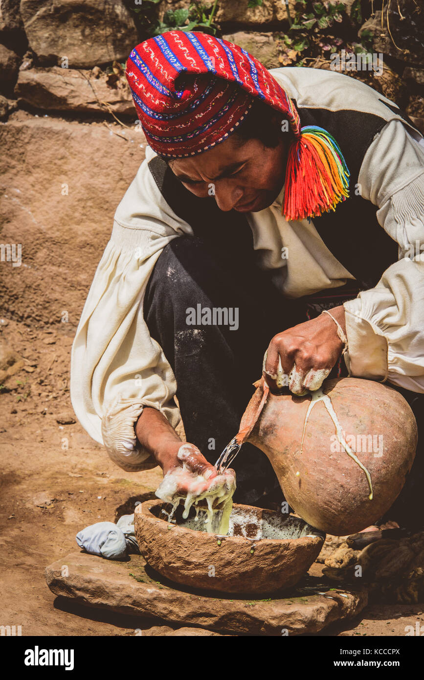 Uomo peruviano facendo sapone con metodi tradizionali Foto Stock