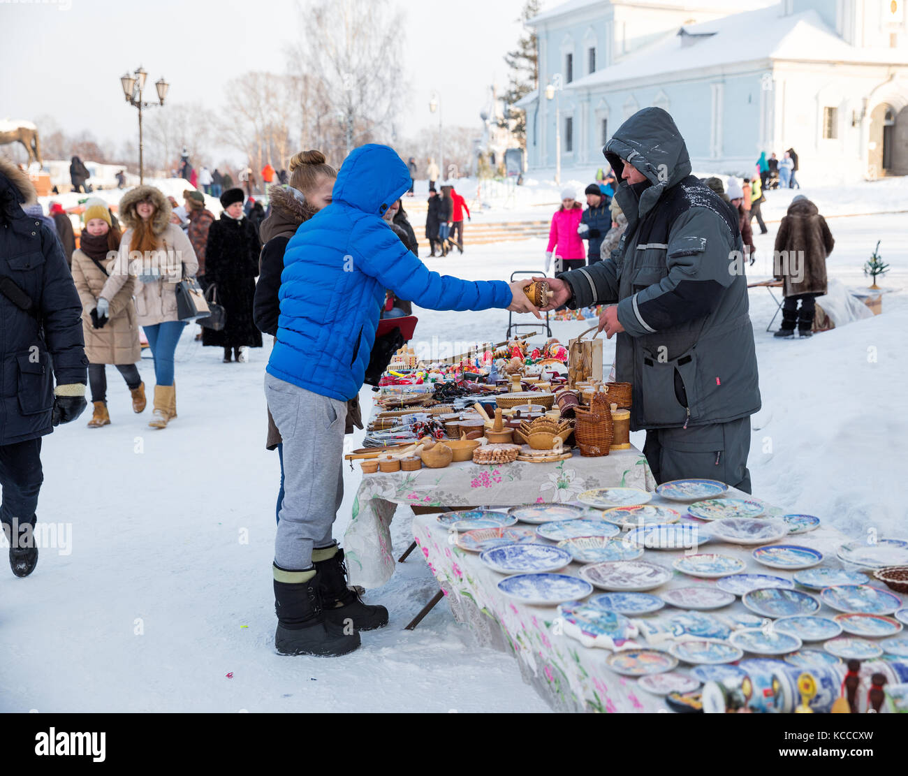 Vologda, Russia - 07 gennaio 2016: la gente acquistare souvenir vologda all'aperto vicino al Cremlino Foto Stock