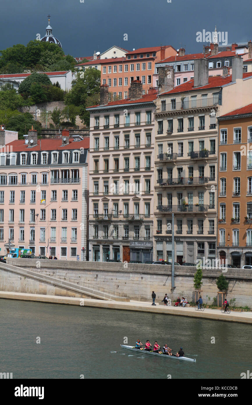 LIONE, FRANCIA, 1 MAGGIO 2014 : Traversee de Lyon (l'incrocio di Lione) riunisce più di 200 vogatori lungo il fiume Saone in una corsa di 35 km Foto Stock