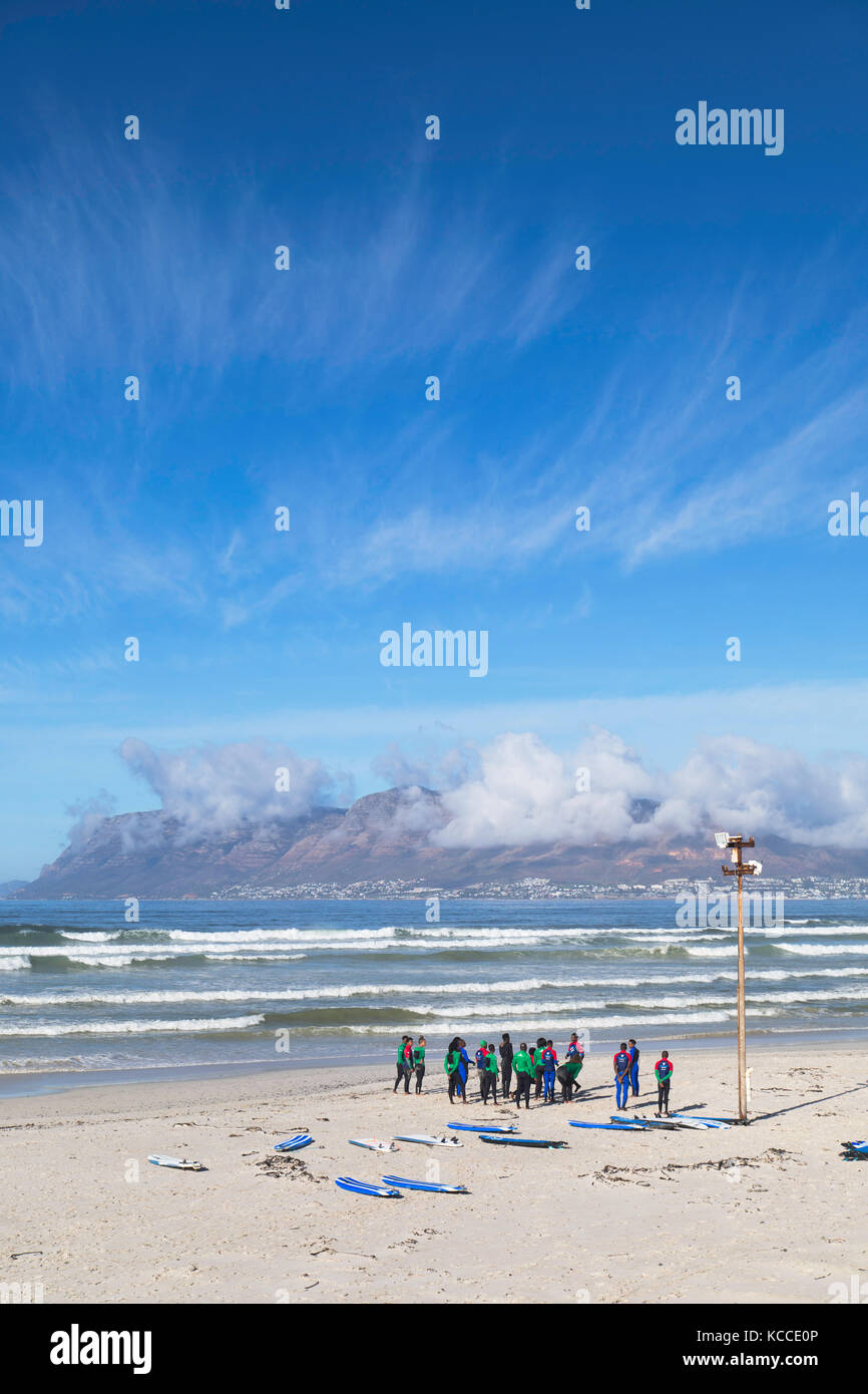 Persone aventi una lezione di surf sulla spiaggia muizenburg, cape town, Western Cape, Sud Africa Foto Stock