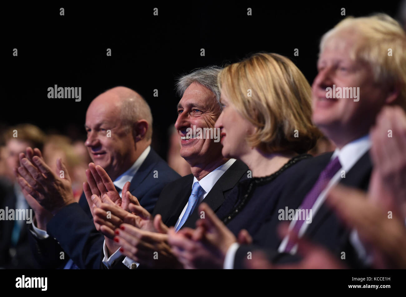 (Da sinistra a destra) primo Segretario di Stato Damian Green, Cancelliere Philip Hammond, Segretario di Stato Amber Rudd e Segretario agli Esteri Boris Johnson attendono che il primo Ministro Theresa May dia il suo discorso di primo piano alla Conferenza del Partito conservatore al Manchester Central Convention Complex di Manchester. Foto Stock