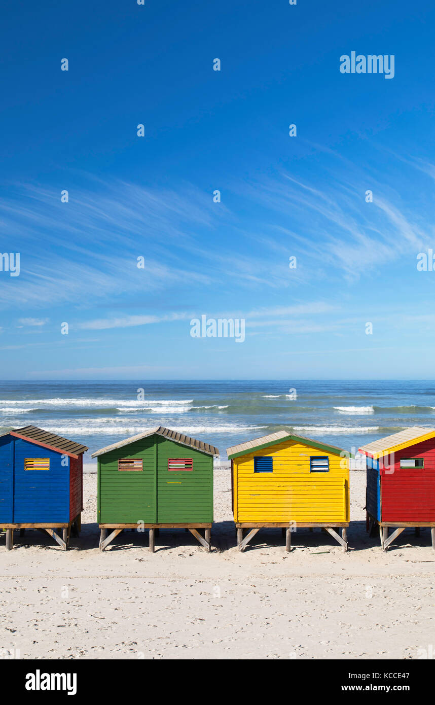 Ombrelloni sulla spiaggia muizenburg, cape town, Western Cape, Sud Africa Foto Stock