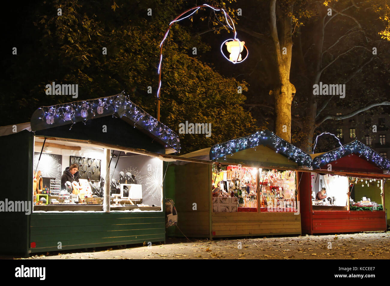 LIONE, FRANCIA, NOVEMBRE 28 - alcuni piccoli negozi del 'arche de Noel' (mercato di Natale) su Place Carnot, il 28 novembre 2013 a Lione, Francia. Foto Stock