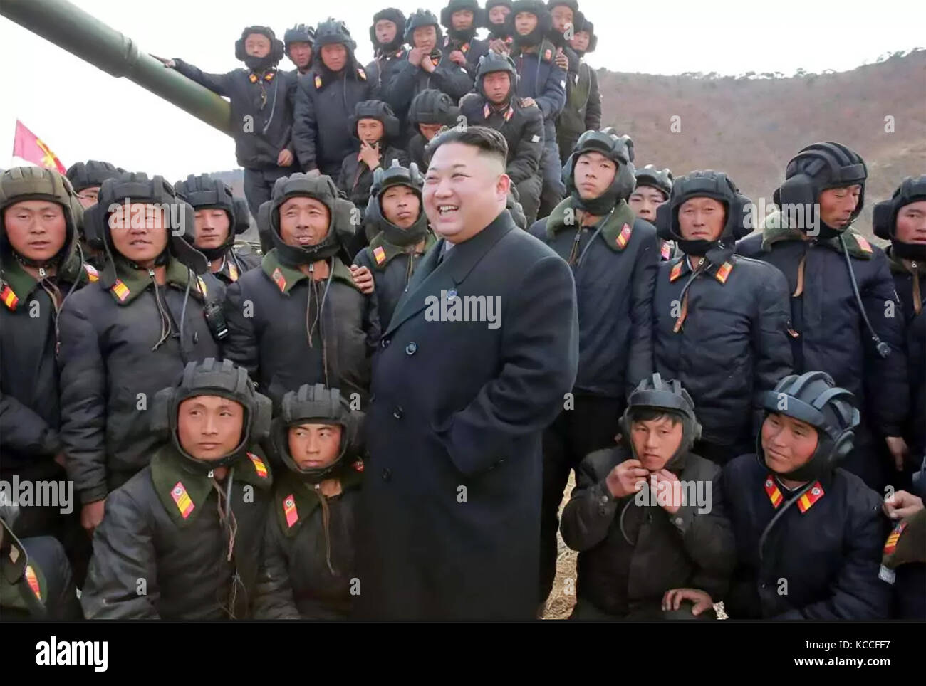 Kim JONG-un con un gruppo di soldati armati sull'isola di Jangjae. Foto non ufficiale pubblicata da KCNA (North Korean Central News Agency) nell'aprile 2017. Foto Stock