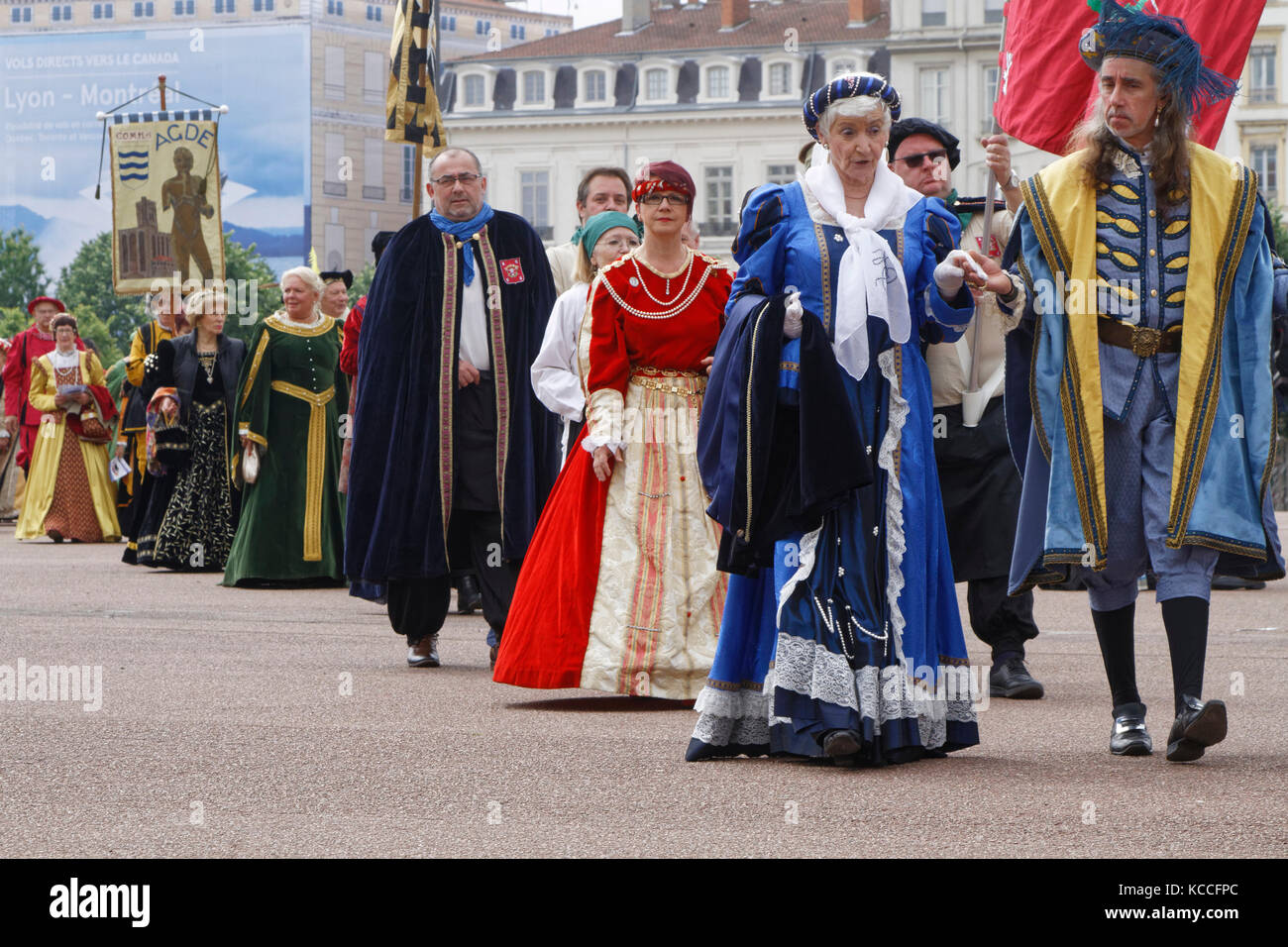 LIONE, Francia, 13 maggio 2017 : travestiti in abiti rinascimentali nel quartiere Vieux-Lyon. Ogni anno, Lione torna al passato per celebrare la sua Foto Stock