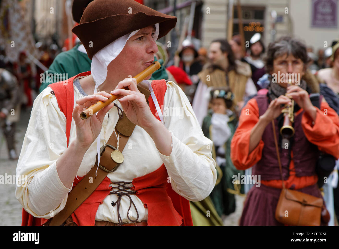LIONE, Francia, 13 maggio 2017 : musicisti tradizionali in abiti rinascimentali nel quartiere Vieux-Lyon. Ogni anno, Lione torna al passato per celebrarlo Foto Stock