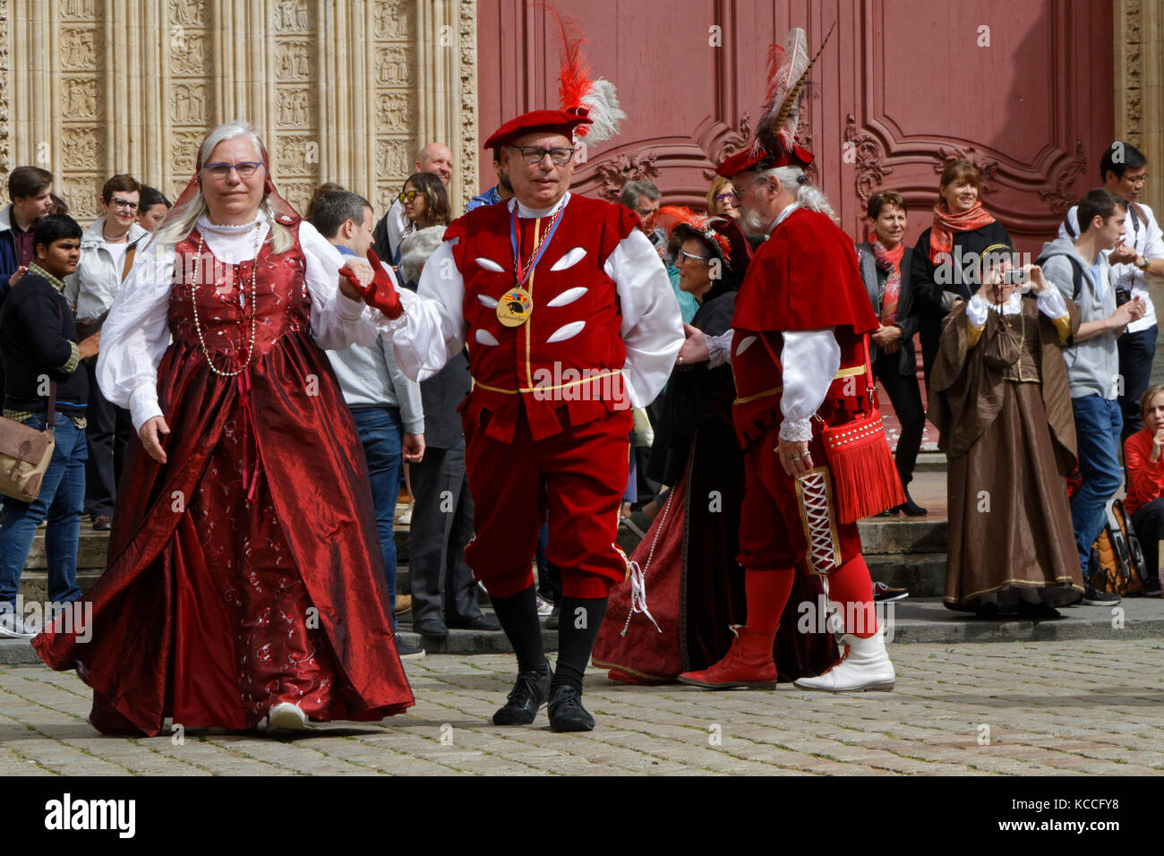 LIONE, Francia, 13 maggio 2017 : travestiti in abiti rinascimentali nel quartiere Vieux-Lyon. Ogni anno, Lione torna al passato per celebrare la sua Foto Stock