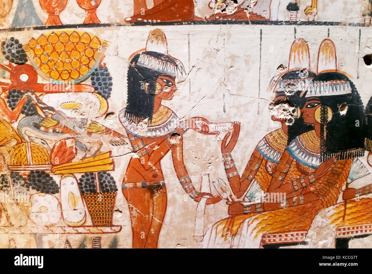 Copia di antichi Egiziani illustrazione e geroglifici scolpita e dipinta su una antica pietra Foto Stock
