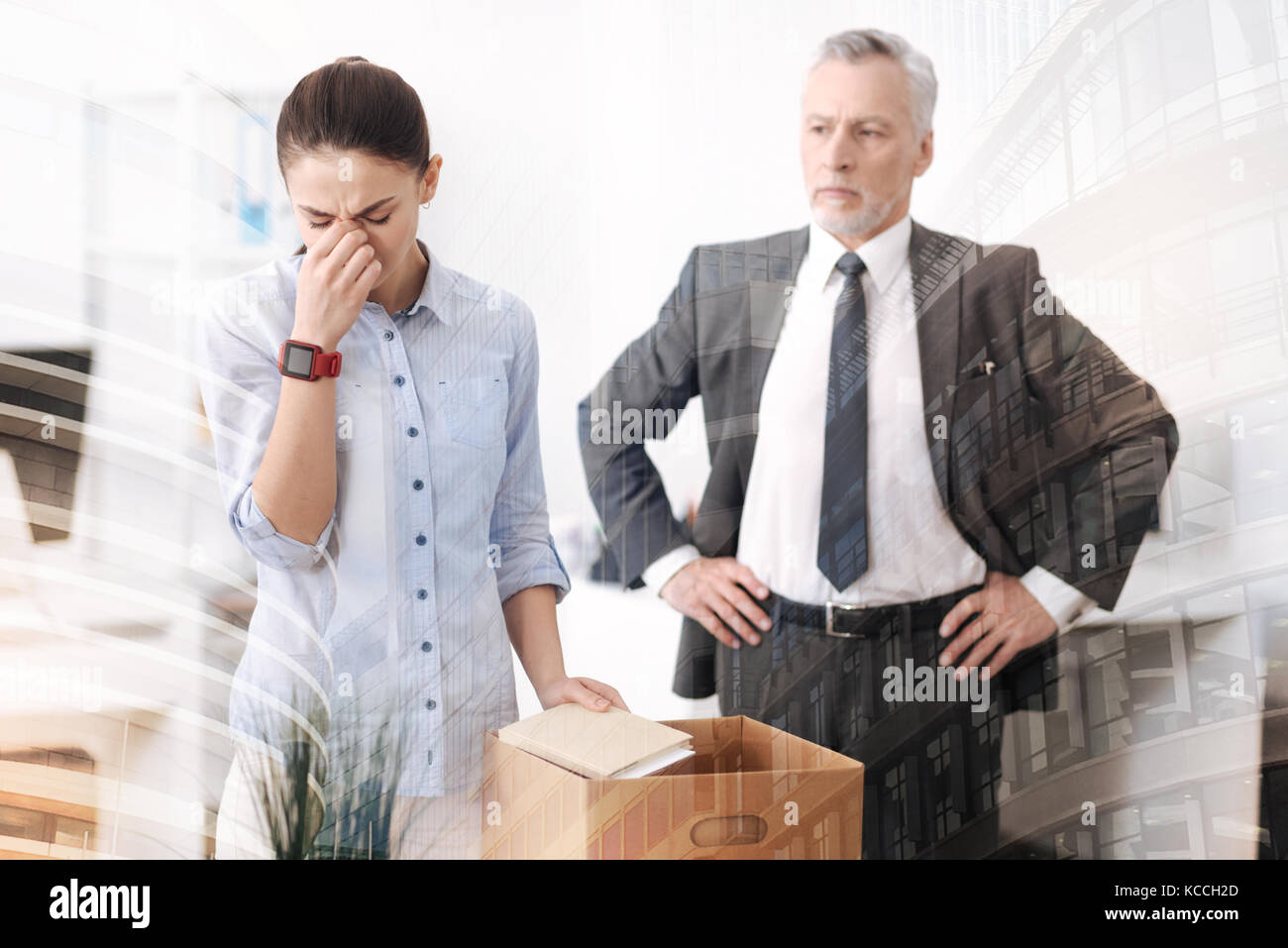 Il boss rigorosa licenziamento di una giovane donna triste Foto Stock