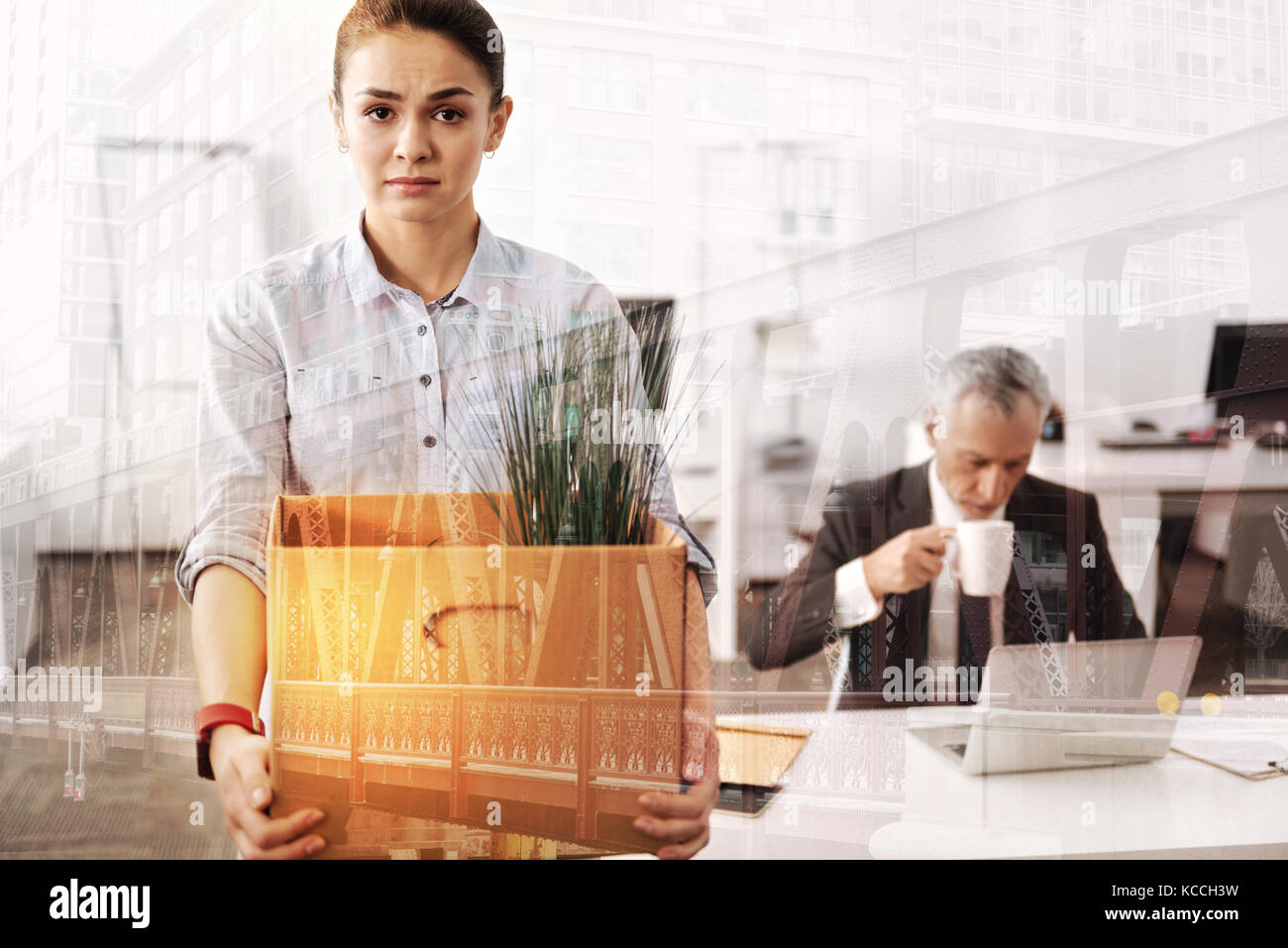 Cupa triste donna in sacchi per una nuova posizione di lavoro Foto Stock
