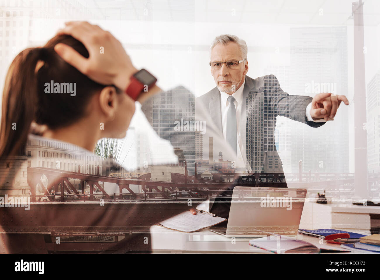 Strict professional boss licenziamento di una femmina di lavoratore di ufficio Foto Stock