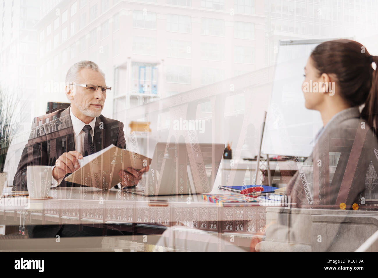 Professional hr positivo manager condurre un colloquio con un candidato di sesso femminile Foto Stock