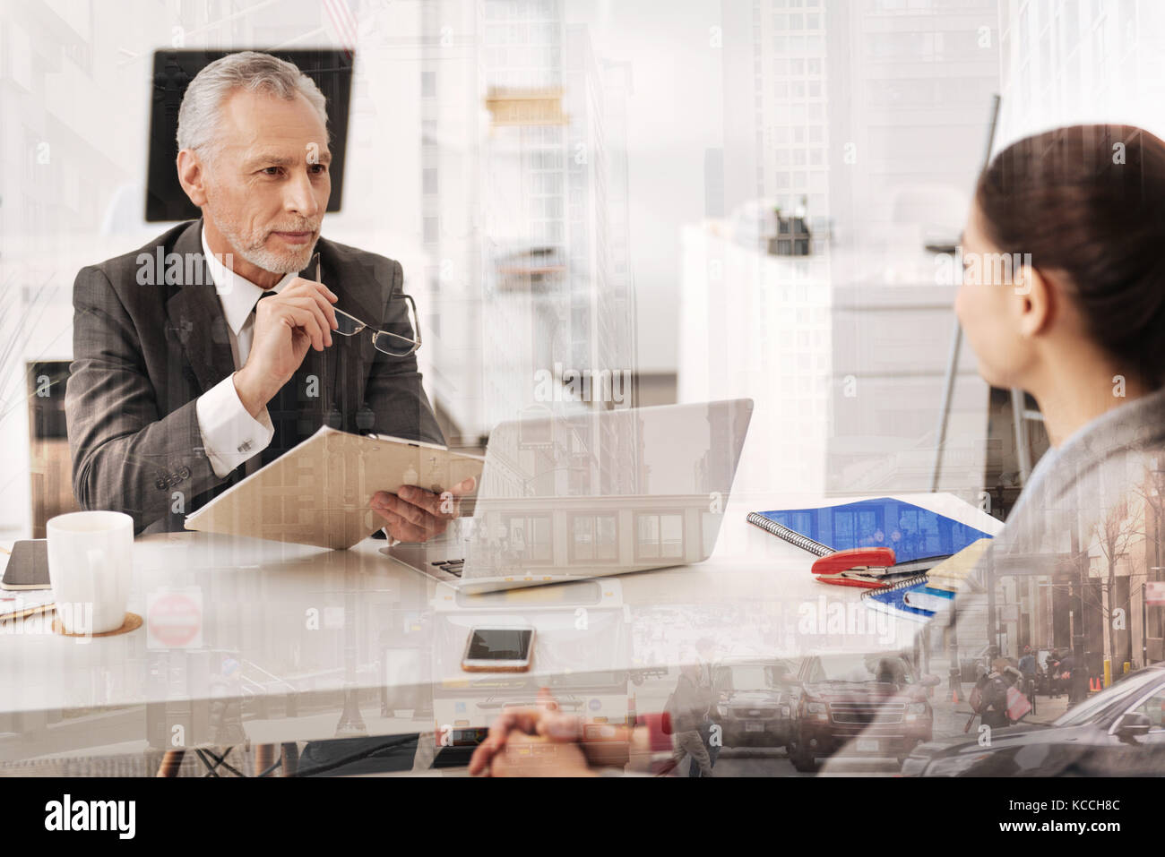 Felice adulto hr manager havibg un colloquio di lavoro Foto Stock