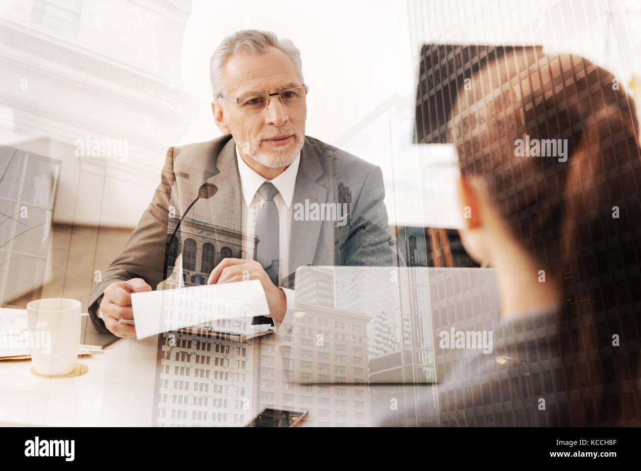 Adulto positivo hr manager condurre un colloquio di lavoro Foto Stock