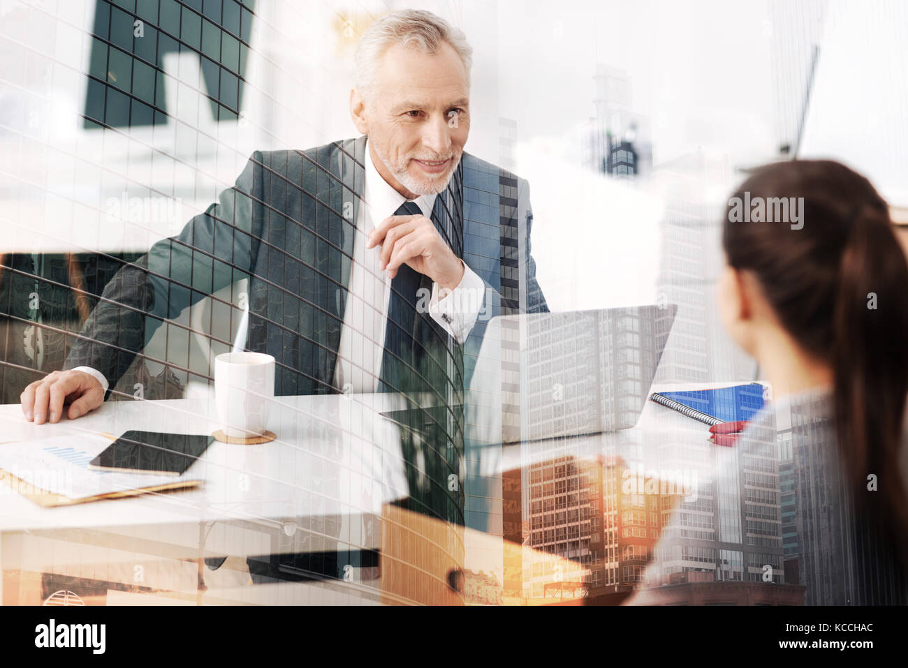 Positivo il boss per adulti aventi un talk con un nuovo dipendente Foto Stock