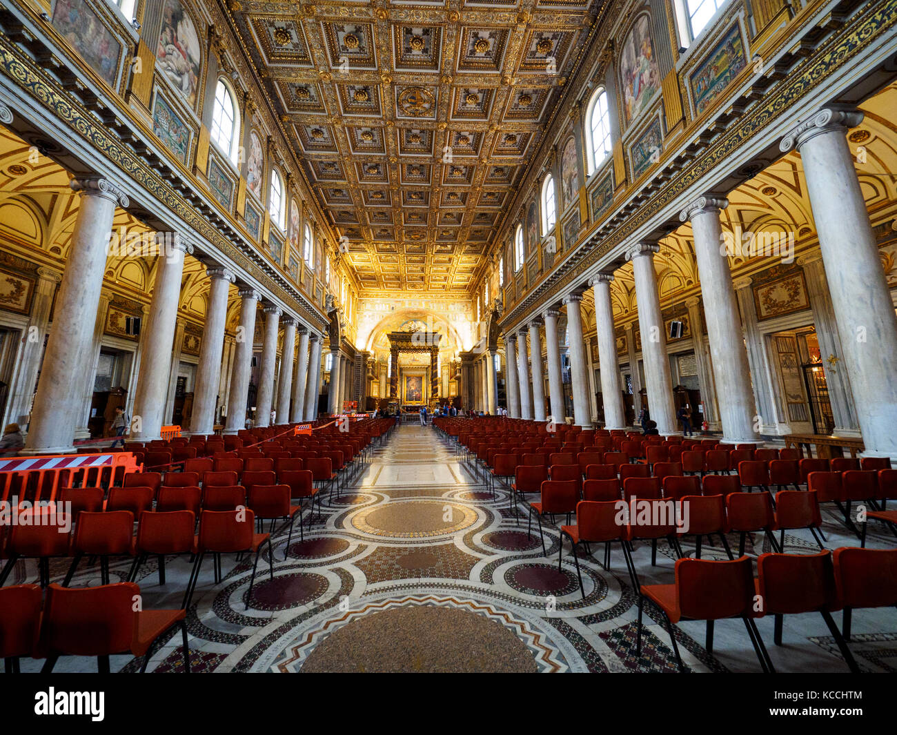 Interno della Basilica di Santa Maria Maggiore (vista giù la navata verso l altare maggiore) - Roma, Italia Foto Stock
