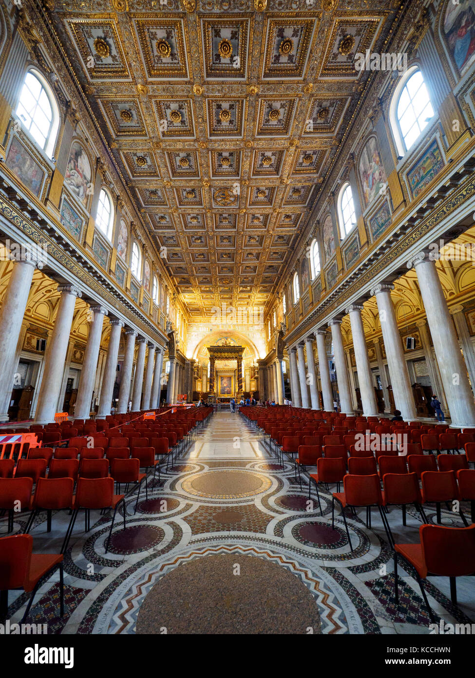 Interno della Basilica di Santa Maria Maggiore (vista giù la navata verso l altare maggiore) - Roma, Italia Foto Stock