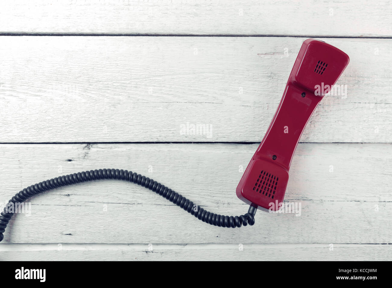 Vintage telefono bianco su uno sfondo di legno. vista superiore con spazio di copia Foto Stock