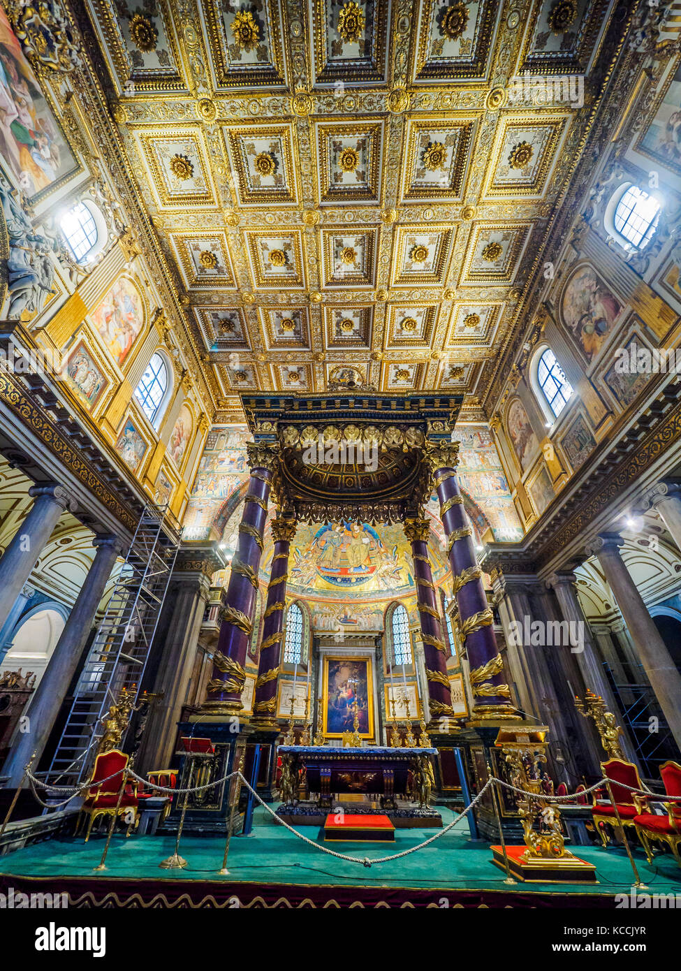 Interno della Basilica di Santa Maria Maggiore (vista giù la navata verso l altare maggiore) - Roma, Italia Foto Stock
