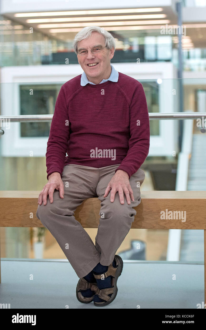 Richard Henderson, che è uno dei tre scienziati che hanno condiviso il Premio Nobel per la chimica del 2017 per il miglioramento delle immagini fatte di molecole biologiche, parlando al laboratorio di biologia molecolare di Cambridge, dove lavora. Foto Stock