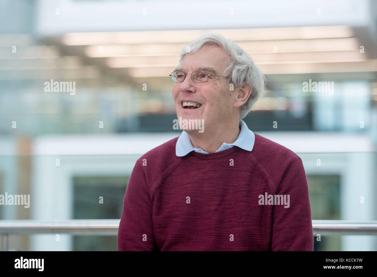 Richard Henderson, che è uno dei tre scienziati che hanno condiviso il Premio Nobel per la chimica del 2017 per il miglioramento delle immagini fatte di molecole biologiche, parlando al laboratorio di biologia molecolare di Cambridge, dove lavora. Foto Stock