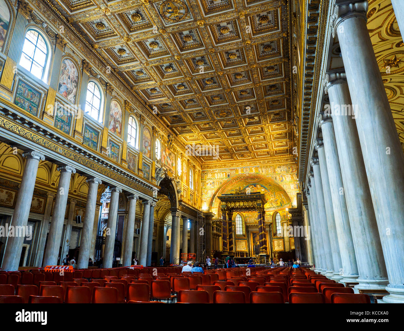 Interno della Basilica di Santa Maria Maggiore (vista giù la navata verso l altare maggiore) - Roma, Italia Foto Stock
