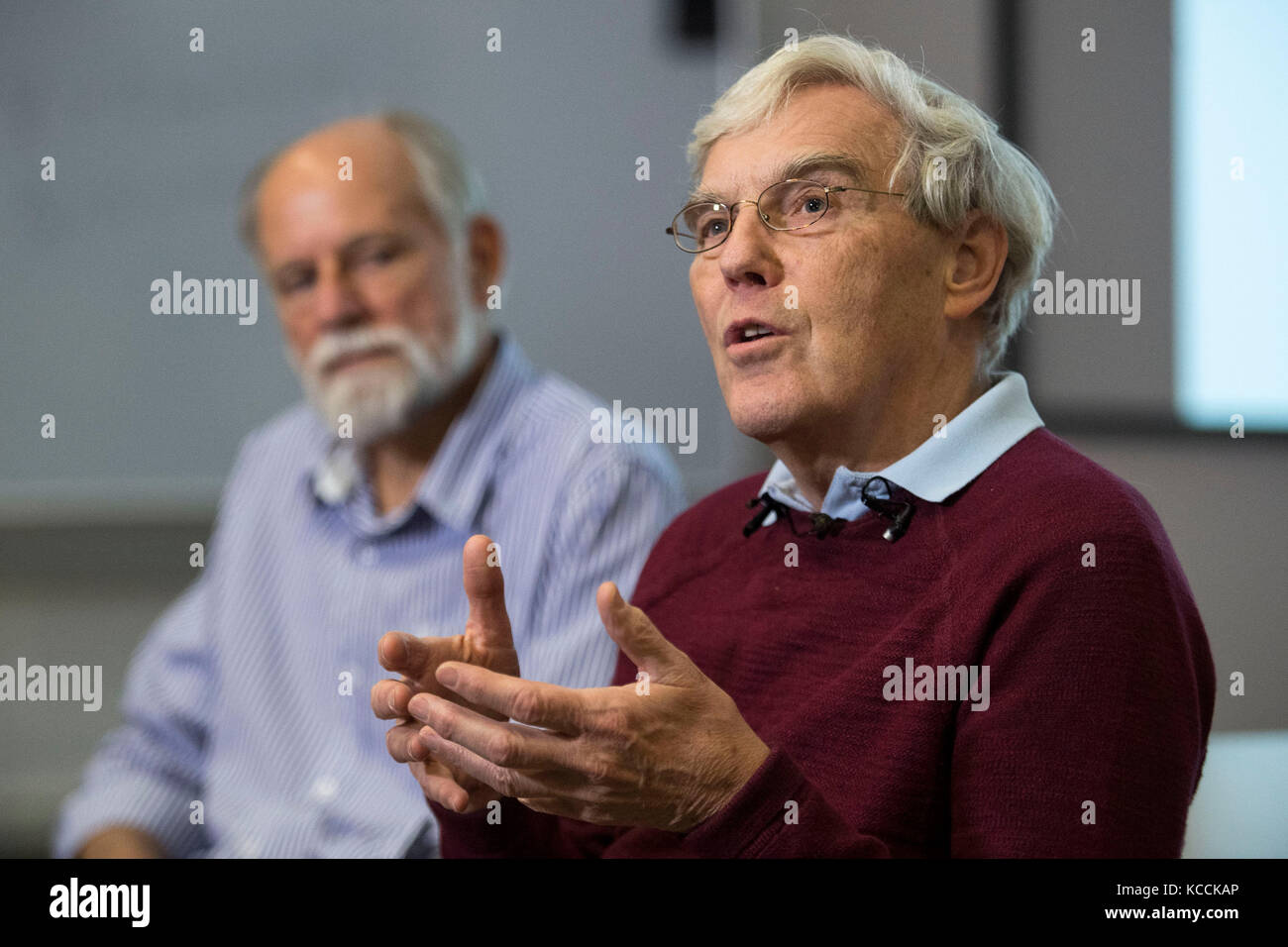 Richard Henderson, che è uno dei tre scienziati che hanno condiviso il Premio Nobel per la chimica del 2017 per il miglioramento delle immagini fatte di molecole biologiche, parlando al laboratorio di biologia molecolare di Cambridge, dove lavora. Foto Stock
