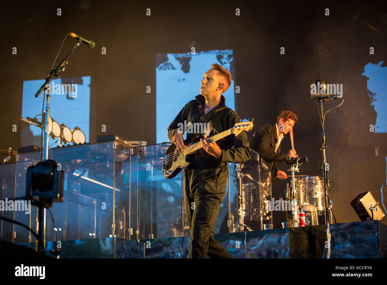 Norvegia, Oslo – 10 agosto 2017. La band indie elettronica inglese The xx esegue un concerto dal vivo durante il festival musicale norvegese Øyafestivalen 2017 a Oslo. Qui il bassista Oliver SIM è visto dal vivo sul palco. Foto Stock