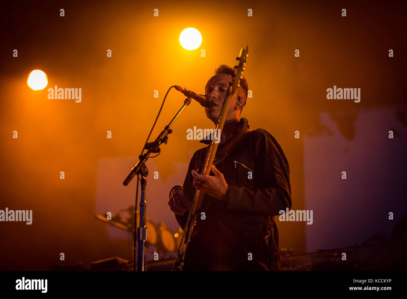 Norvegia, Oslo – 10 agosto 2017. La band indie elettronica inglese The xx esegue un concerto dal vivo durante il festival musicale norvegese Øyafestivalen 2017 a Oslo. Qui il bassista Oliver SIM è visto dal vivo sul palco. Foto Stock