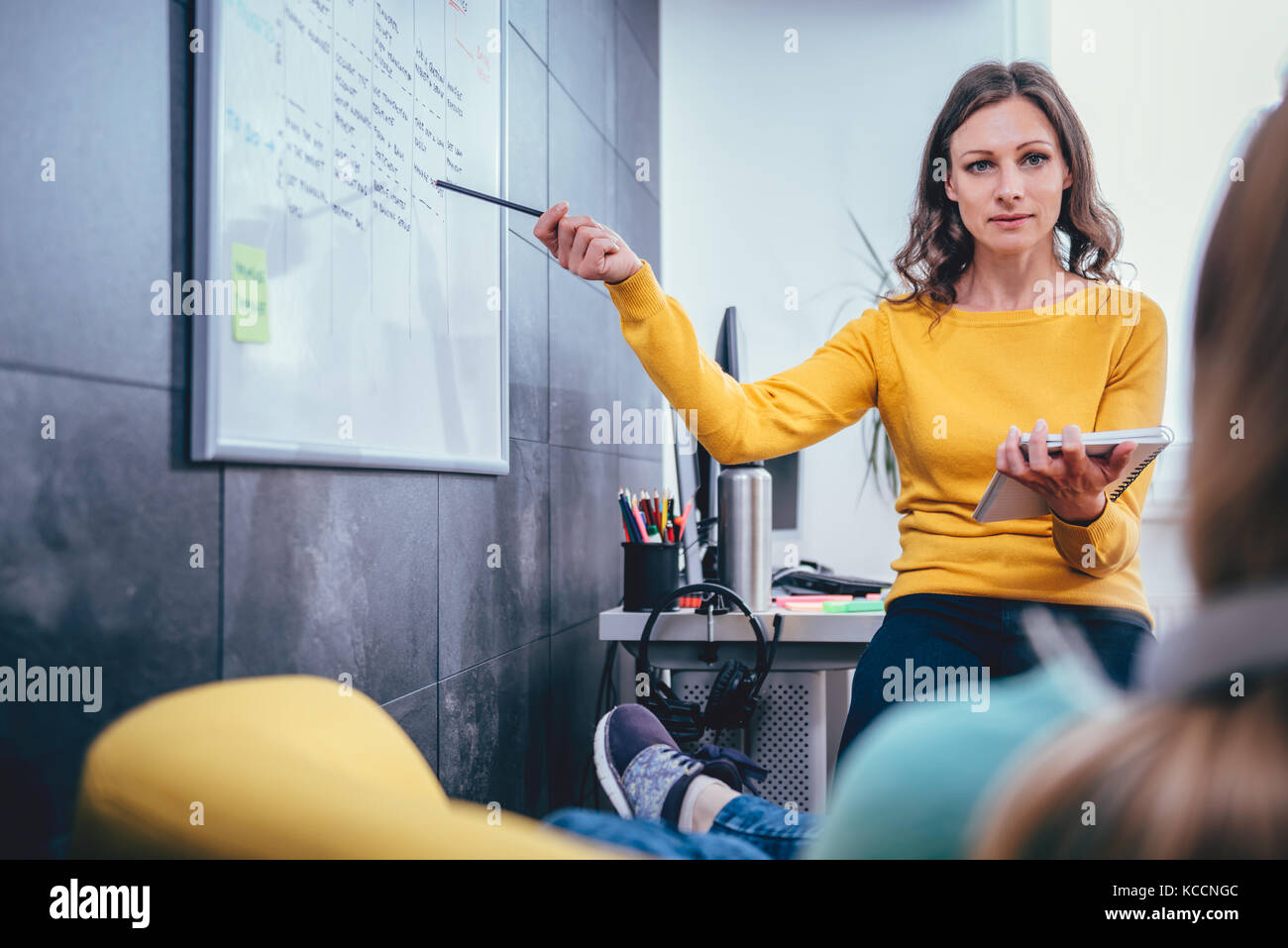 Due business donna avente incontro di fronte alla lavagna Foto Stock