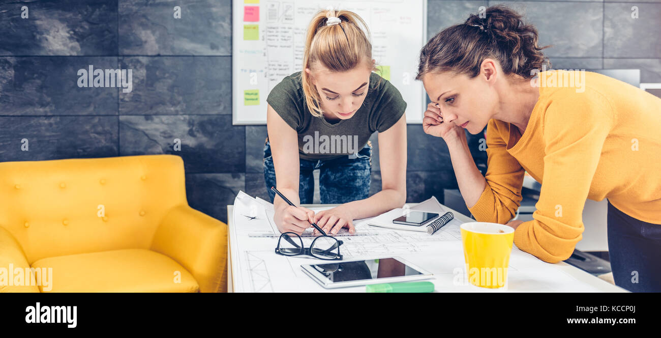 Due business donna in ufficio progetti di controllo al banco Foto Stock