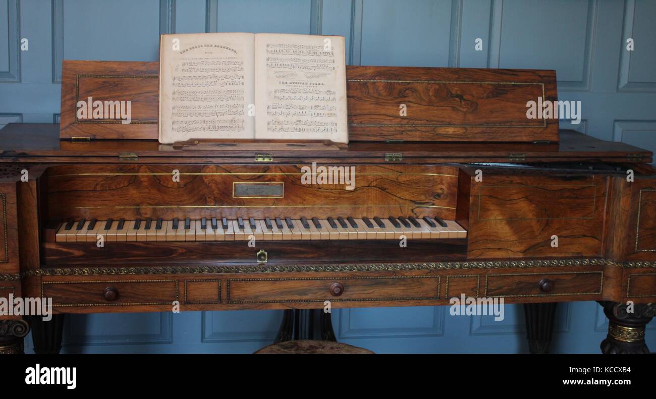 Vintage antico pianoforte sul display Foto Stock