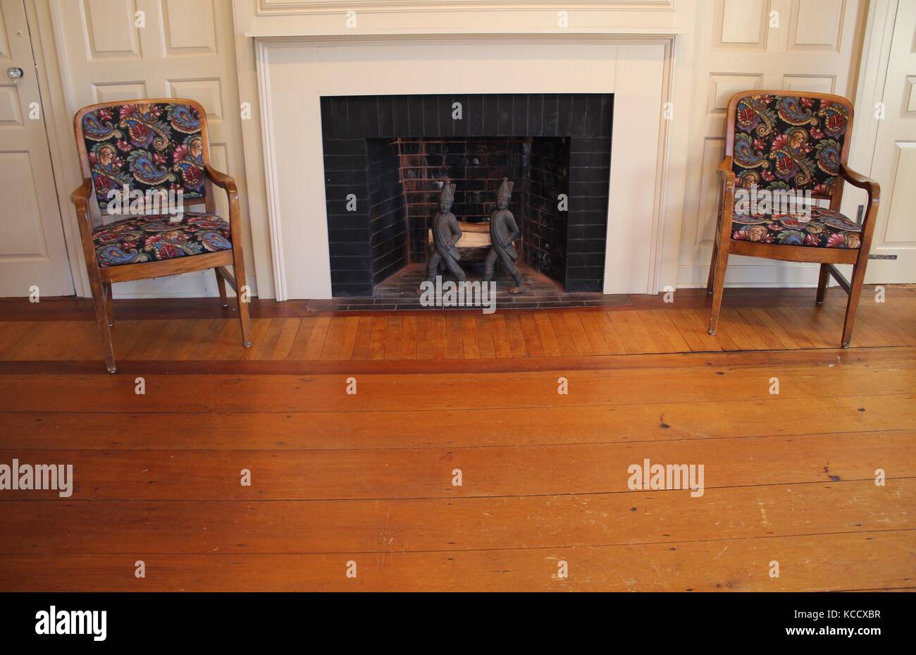 Un caminetto in un'accogliente casa storica con due sedie nella zona del New england, nella regione nord-atlantica del Massachusetts Foto Stock