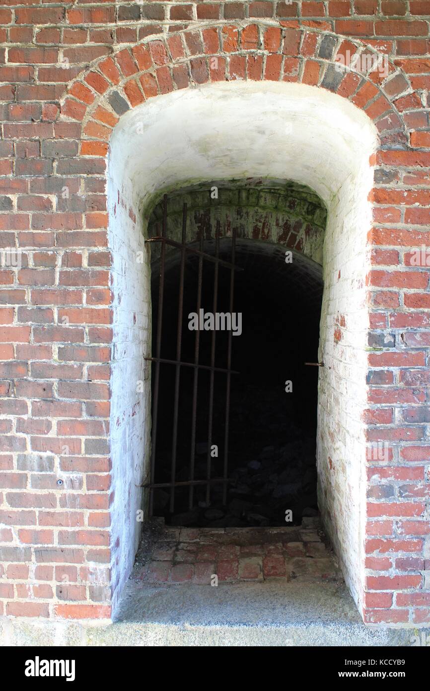 Una porta in mattoni che sembra medievale e come una prigione nella zona del Massachusetts della nuova inghilterra Foto Stock