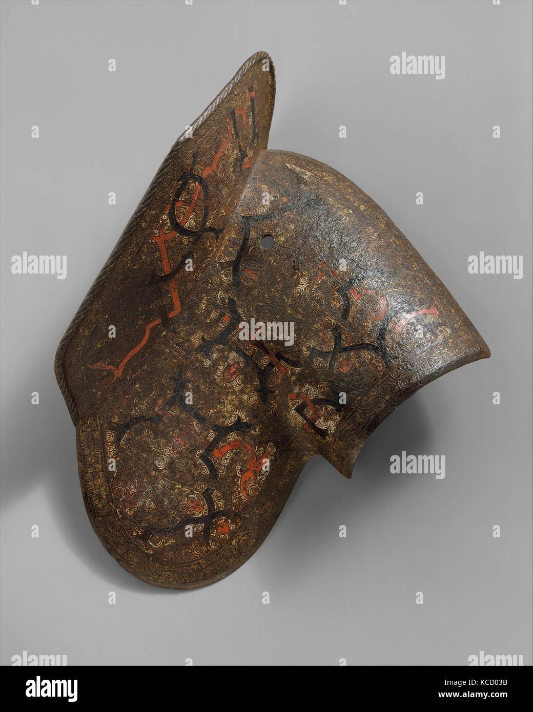 Sinistra Pauldron (spalla Difesa) appartenenti ad una corazza per campo e Torneo Realizzato per volere del duca Nicolò 'Il Nero' Radziwill Foto Stock