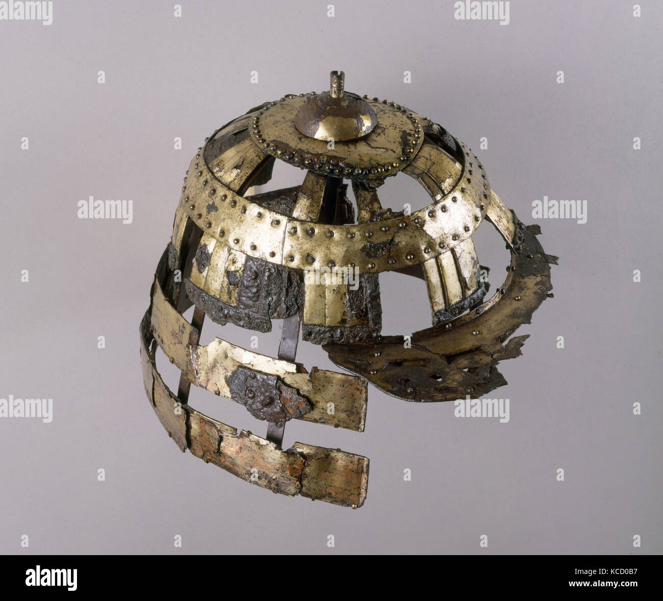 Casco, del V secolo, Giapponese, ferro, rame, oro, H. 8 1/2 in. (21,6 cm), caschi, questo raro casco giapponese è stato scavato in Foto Stock