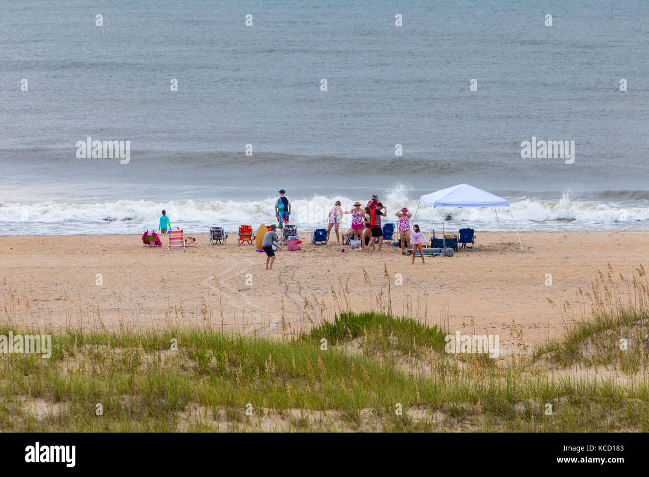 Avon, Outer Banks, North Carolina, Stati Uniti d'America. La famiglia che si diverte sull'Oceano Atlantico Beach. Foto Stock