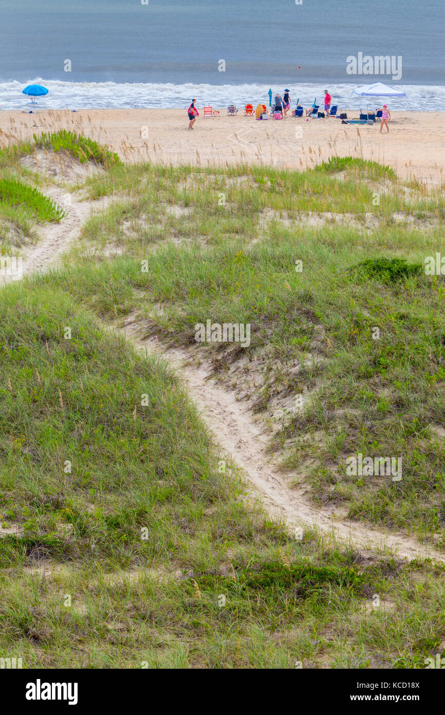 Avon, Outer Banks, North Carolina, Stati Uniti d'America. Sentiero sulle dune di una barriera che isola, per una famiglia rilassante sulla spiaggia. Foto Stock