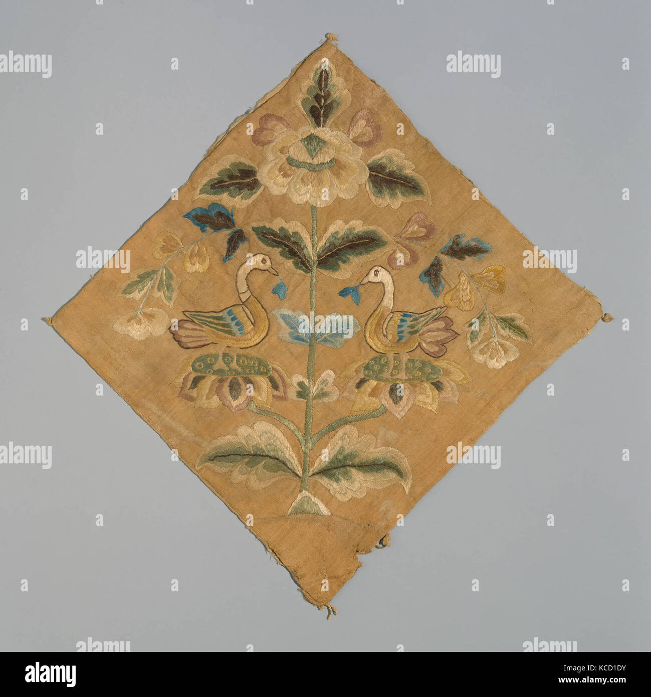 Tessuto con di fronte gli uccelli, dinastia Tang (618-907), inizi VIII secolo, Cina, Seta Ricamo su tela di seta, complessivo: 1 Foto Stock