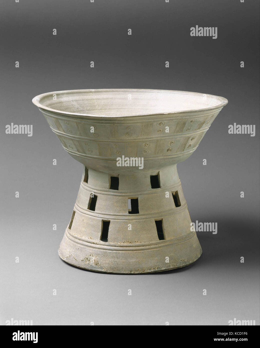 Stativo con base forata, 그릇받침 삼국, 신라, tre regni periodo, Silla unito (57 A.C.-A.D. 676), 5th-VI secolo, Corea Foto Stock