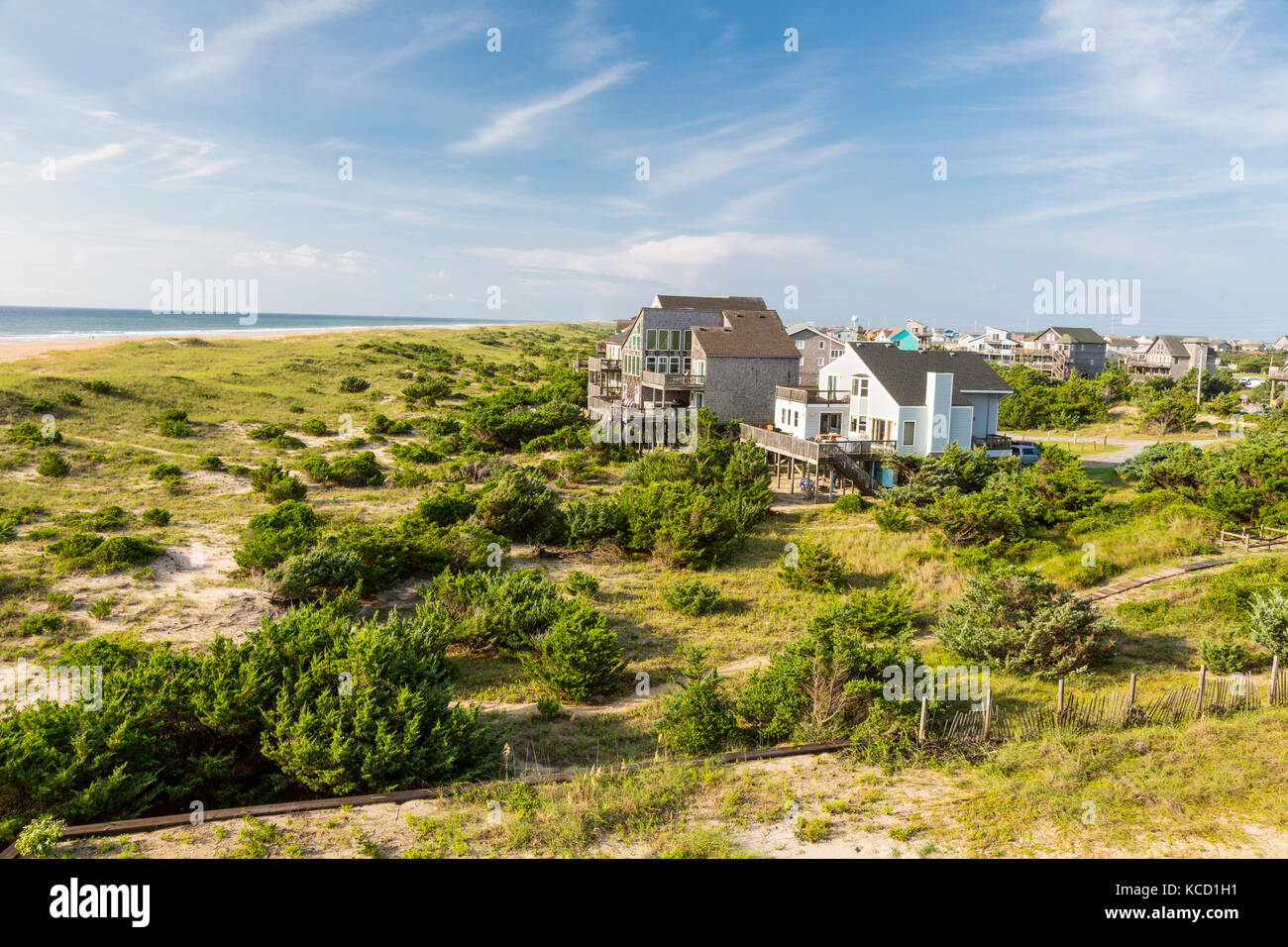 Avon, Outer Banks, North Carolina, Stati Uniti d'America. Il Beach House comunità protetta da isola barriera duna da Oceano Atlantico sulla sinistra. Foto Stock