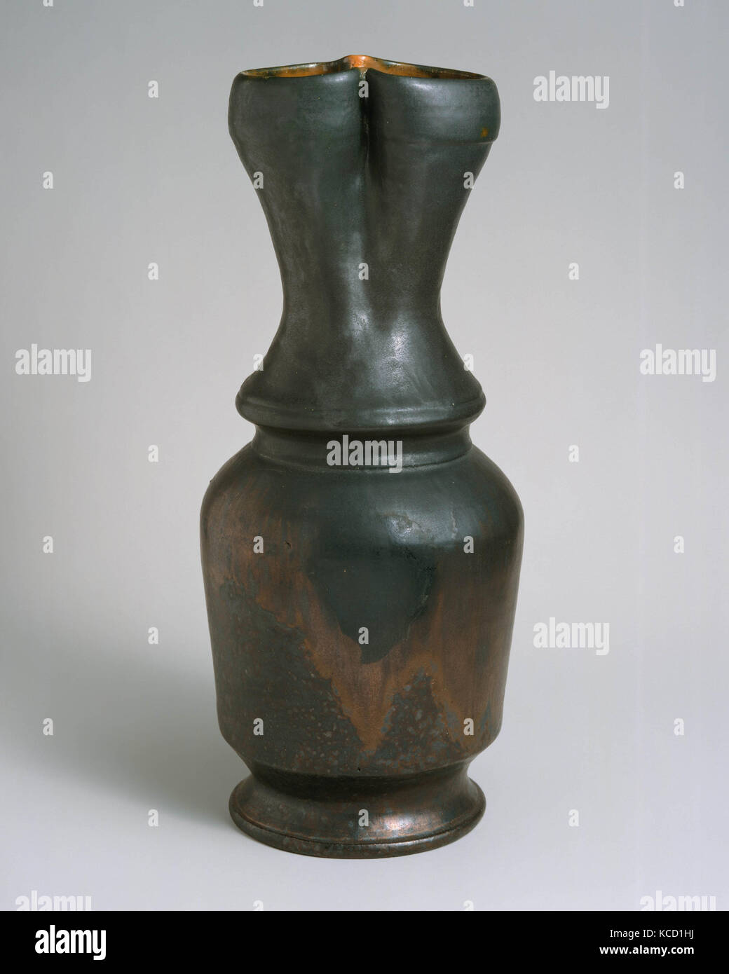 Vaso, ca. 1895-1900, realizzato per Biloxi, Mississippi, Stati Uniti, American, smaltate in terracotta rossa, H. 14 1/8 in. (35,9 cm Foto Stock