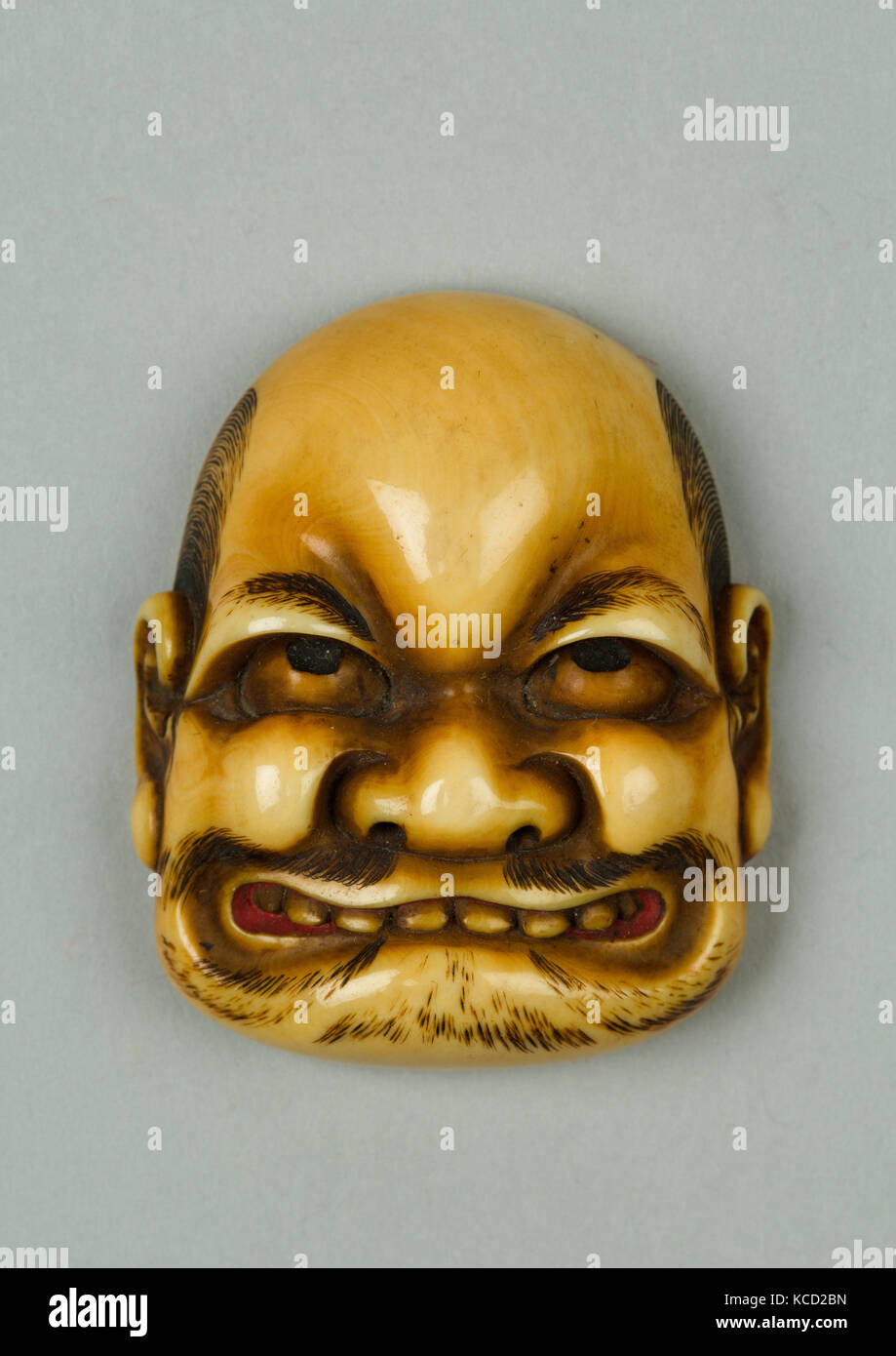 Netsuke della maschera di un uomo, secolo XIX, Giappone, avorio, H. 1 5/8 in. (4.1 cm); W. 1 3/8 in. (3,5 cm), Netsuke Foto Stock