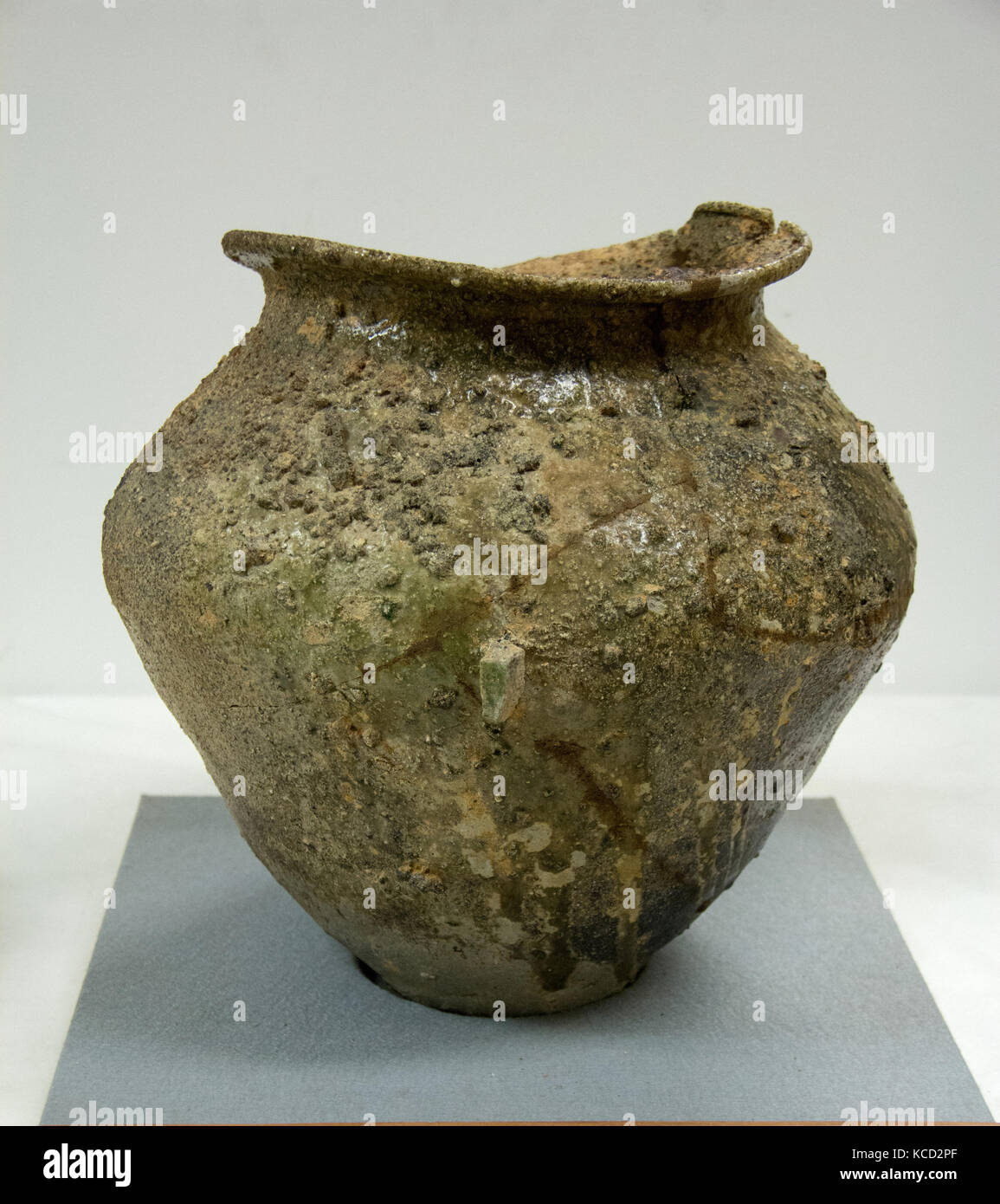 Storage Jar, periodo Heian (794-1185), del XII secolo, Giappone, gres con smalto di cenere (Tokoname ware), H. 14 3/8 in. (36,5 cm Foto Stock